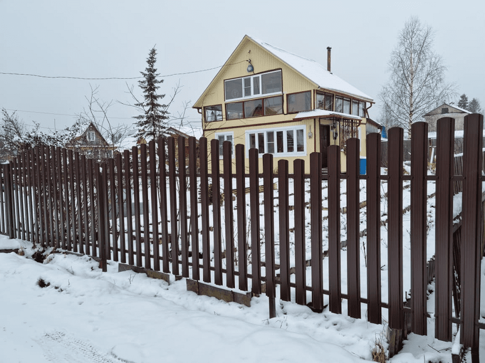 Фото забора из евроштакетника 115мм RAL8017, дизайн: горкой, Дырнос, СНТ «Рябинка» Фото забора из евроштакетника 115мм RAL8017, дизайн: горкой, Дырнос, СНТ «Рябинка»